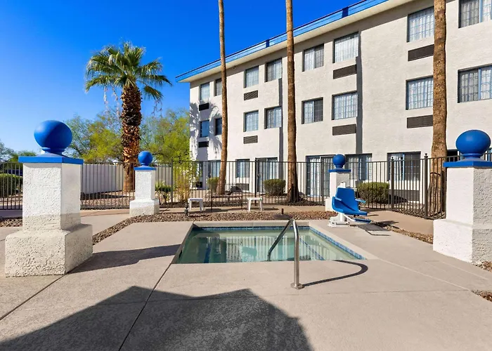 Jacuzzi hotel: Days Inn & Suites By Wyndham Mesa Near Phoenix