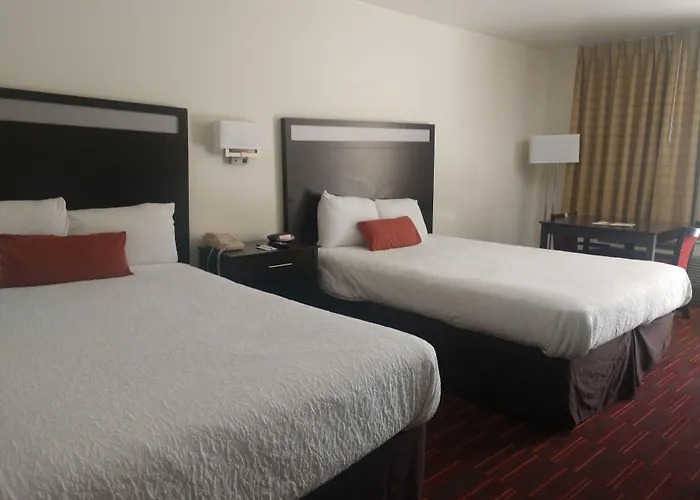 Hotel with pool: Windemere Hotel & Conference Center